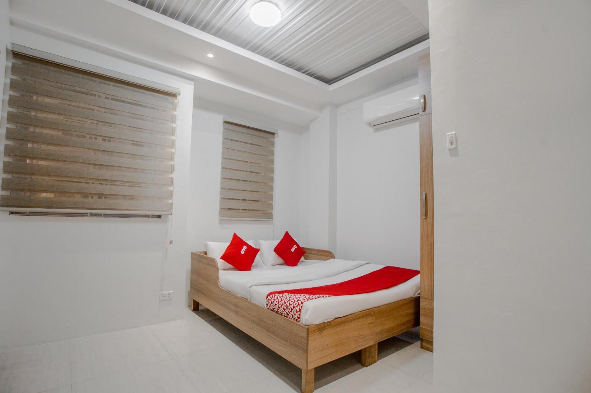 Oyo 605 The Quarters Hotel Manila Exterior photo