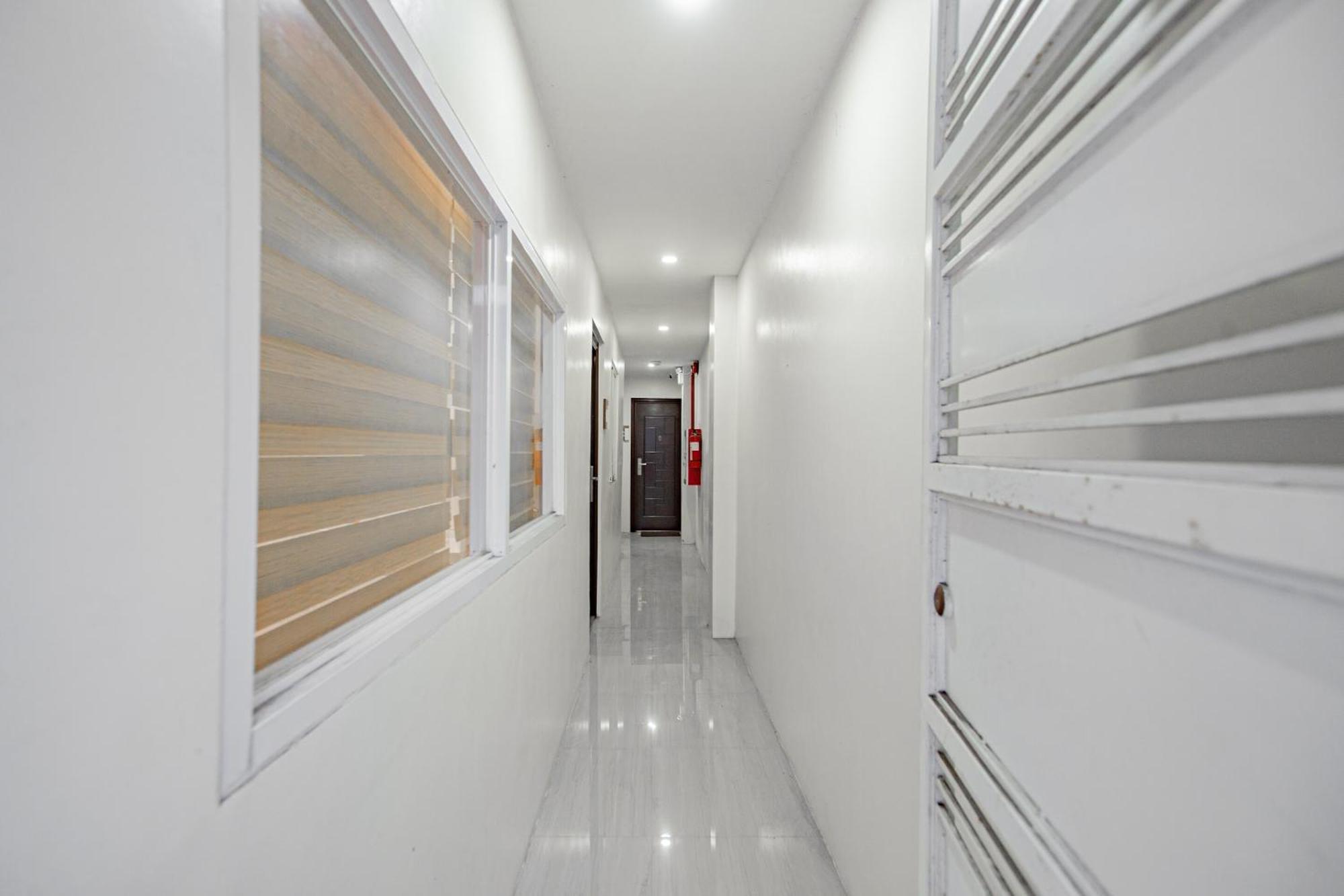 Oyo 605 The Quarters Hotel Manila Exterior photo
